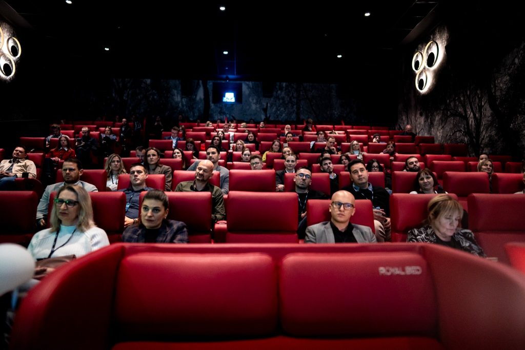 Sudionici konferencije chalLEANge u kino-dvorani